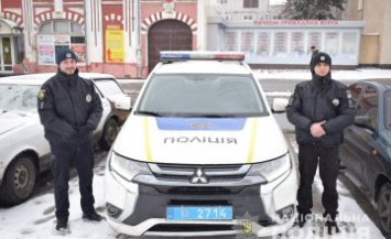 На Днепропетровщине полицейские спасли жизнь дедушке, лежавшему без сознания в собственной квартире