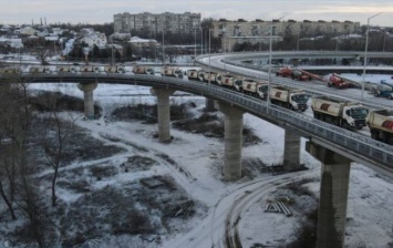 В Запорожье 30 заполненных грузовиков проверили новый вантовый мост