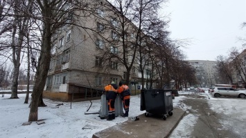 Жители Запорожья используют мусорные баки не по назначению: подробности