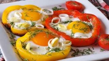 Простые и полезные рецепты: как приготовить яичницу в перце