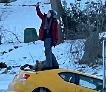 В Канаде девушка устроила фотосессию на крыше тонущей машины