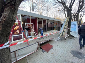 В Николаеве "зачищают" Каштановый сквер от киосков с шаурмой (ФОТО)