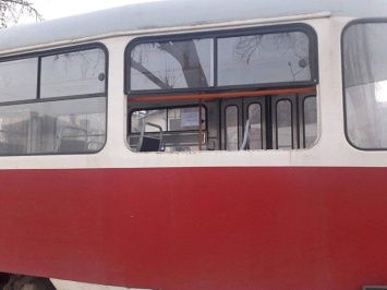 В Днепре школьник ногами разбил окно трамвая