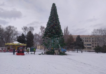В парке Глобы демонтировали новогоднюю елку
