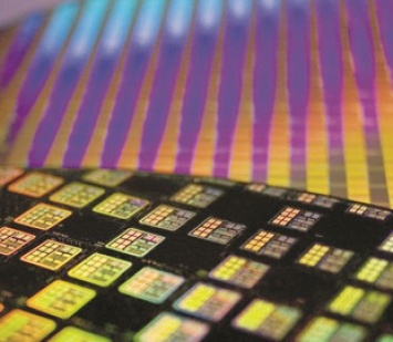 Рост цен на память вывел Samsung на первое место по выручке среди поставщиков полупроводниковых компонентов