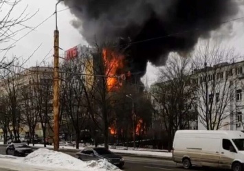 В Днепре на проспекте Поля произошел масштабный пожар (видео)