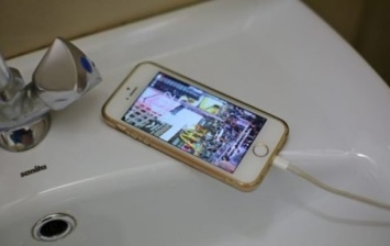 В Луцке девушку убило током в ванной из-за мобильного - СМИ