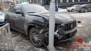 В Днепре на Чернышевского Maserati проехал на красный, врезался в Volkswagen и снес светофор