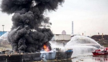 В Черном море горит российский танкер с мазутом на борту