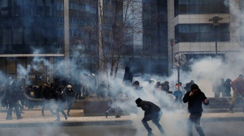 В Брюсселе полиция водометами разогнала протест коронаскептиков (видео)