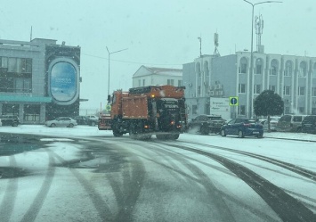 Одессу засыпает снегом: в мэрии просят горожан оставаться дома