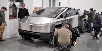 Он «живой»: первый реальный снимок Tesla Cybertruck