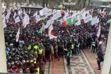 Протесты под Радой: "ФОПы" штурмуют парламент, есть задержанные