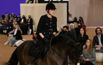 Показ Chanel открыла принцесса Монако на коне