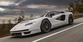 Новейший суперкар Lamborghini Countach 2022 впервые засняли на дорогах (видео)