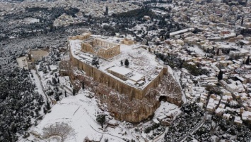 Акрополь в снегу и отмененные десятки рейсов в Стамбуле: снегопад накрыл Грецию и Турцию (ФОТО)