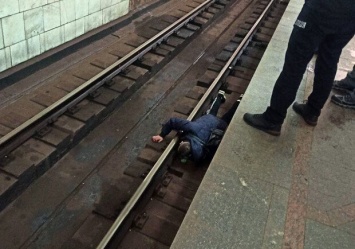 На станции метро "Героев труда" мужчина упал на рельсы