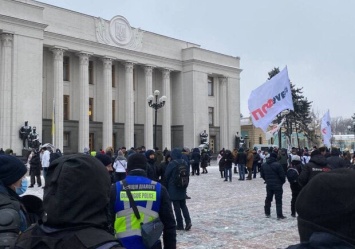 Появилось видео, как "погибший" на митинге ФОПов мужчина ушел из-под Рады
