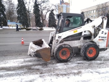 Около 35 коммунальщиков круглосуточно чистят в Павлограде дороги и тротуары