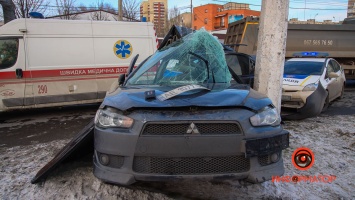 В Днепре на Лисиченко Mitsubishi врезался в столб: водитель погиб