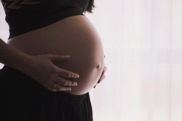 Отказали в аборте: в Польше умерла беременная двойней женщина