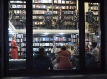 Муниципальный магазин "Сияние книги" в минувшем году реализовал более 14 тысяч книг и провел три десятка презентаций новинок