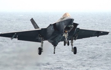 Появилось видео падения истребителя F-35 на авианосец