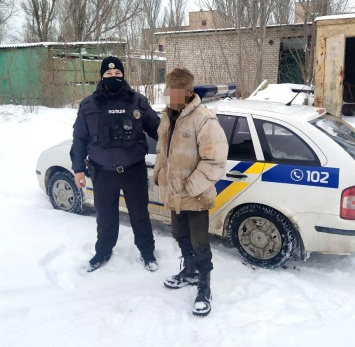 Хотел украсть металлические двери: в Запорожской области задержали вора
