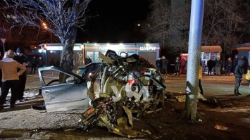 В Одессе автомобиль врезался в рекламный щит: есть погибшие