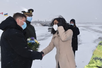 В Киев прибыла министр Национальной обороны Канады, а во Львов самолет с канадской военной помощью