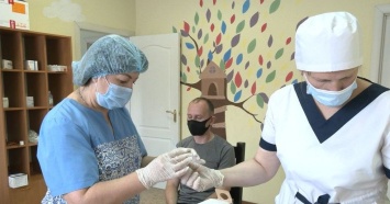 В Харькове от работы отстранили 25 непривитых медиков и педработников