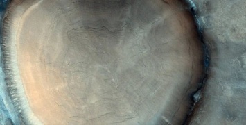 На Марсе обнаружили гигантский "пень" диаметром 8 км