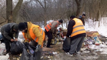 В Одессе бездомные устроили на Трассе здоровья палаточный городок: коммунальщики разобрали халабуды и вывезли 10 кубов мусора