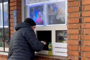 Пиво, сигареты и крупы: под Киевом "ковидной" тысячей рассчитывались в обычном киоске