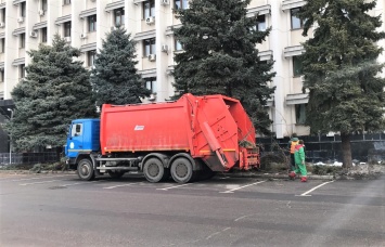 Сотрудники Горзелентреста выполняют текущие работы по благоустройству. Фото