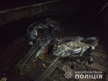 Под Одессой в ДТП на железнодорожном переезде погиб водитель легковушки - его машина столкнулась с грузовым поездом