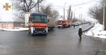 Харьковские спасатели в течение суток дважды помогали грузовикам, попавшим в снеговые ловушки