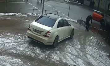 В Киеве камера запечатлела "героя парковки", который сломал антипарковочный столбик (видео)