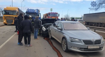 В Суворовском районе фура вдавила легковушку в другую машину