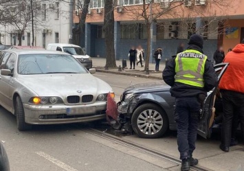 Стало плохо за рулем: в центре Одессы произошло тройное ДТП (видео)