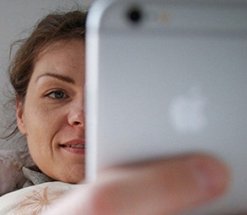 Зарядка мобильного телефона в спальне может привести к ожирению и диабету