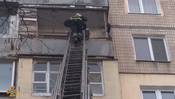 Пока мать крепко спала ребенок чуть не выпал с окна шестого этажа: мальчика спасли пожарники