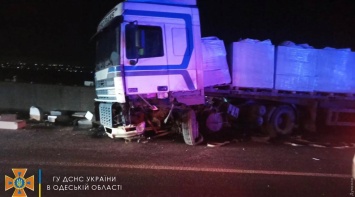 Одесские спасатели вызволили трех человек, зажатых в авто в результате ДТП