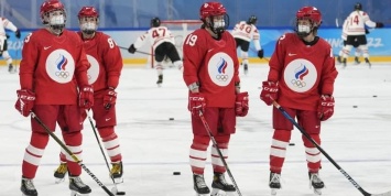 Из-за истерики Канады российских хоккеисток заставили играть в медицинских масках