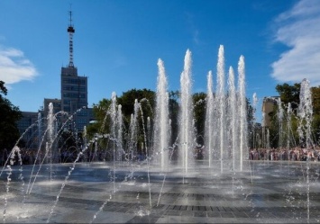 Установят лавочки, светильники и урны: на площади Свободы "доработают" сквер и фонтан