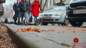 В Днепре на Баррикадной фасад здания рушится на тротуар