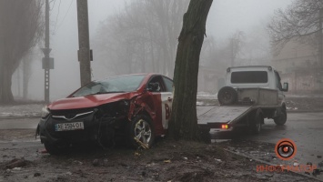 В Днепре Кутузова столкнулись Mitsubishi и Hyundai службы такси Bolt: пострадал мужчина