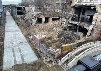 В Одессе на Деволановском спуске забетонировали дорогу, но асфальт пока класть не будут