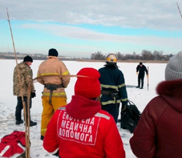 В Днепропетровской области мужчина ради видео прыгнул в прорубь, но не смог вынырнуть: появилось видео момента