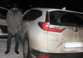 На Теремках мужчина угнал автомобиль и пытался сменить на нем номерные знаки